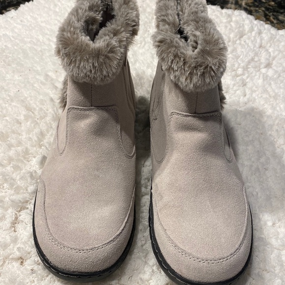 Khombu Shoes - Womens Khombu solid tan zipper suede ankle boots size 10